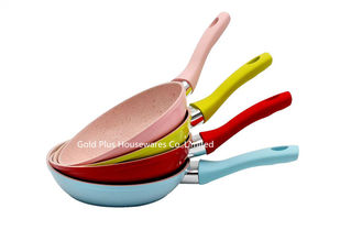 China Home kitchen cooking omelette fry pan cookware set 12cm small size mini aluminum non-stick frying pan supplier